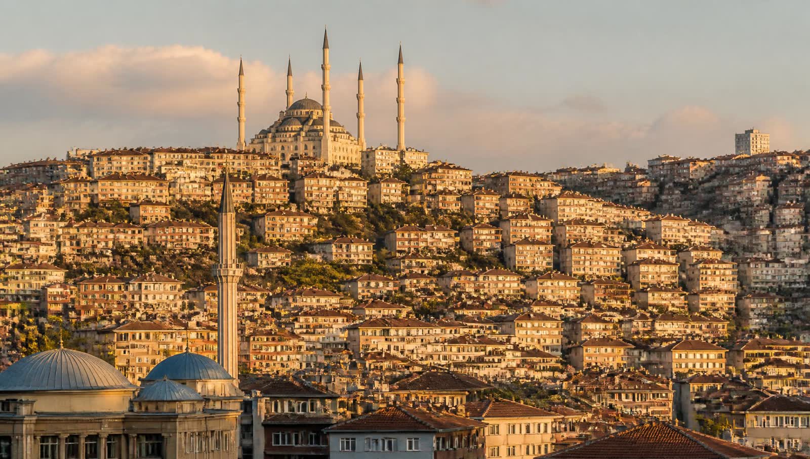 Ankara'da tepelere yayılan apartmanlar ve şehir silueti